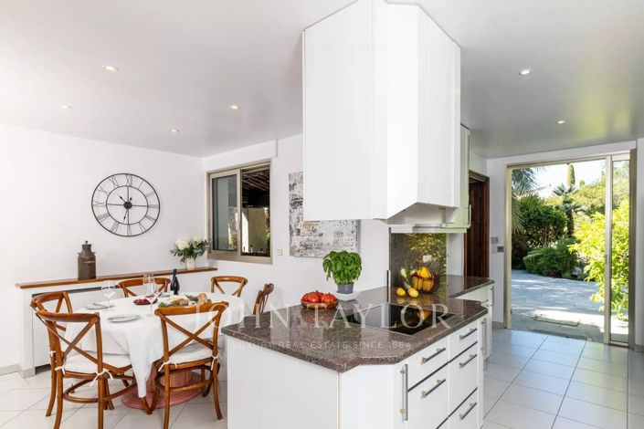 Image No.13-12 Bed House for sale