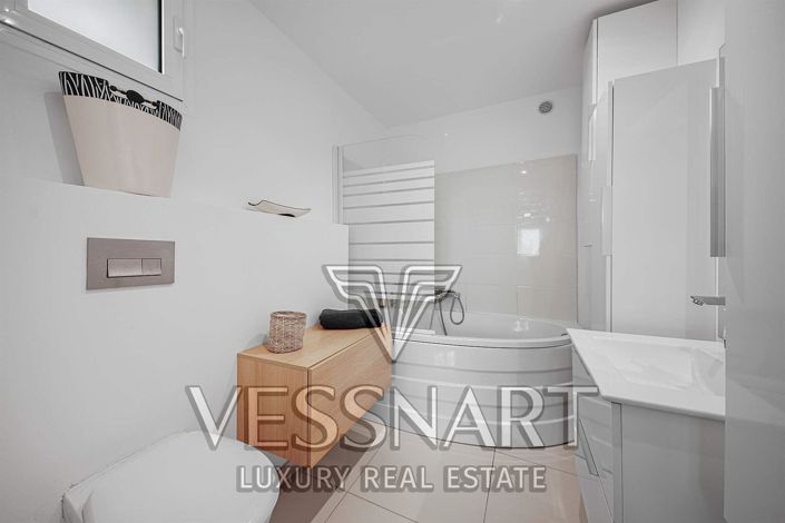 Image No.10-5 Bed House for sale