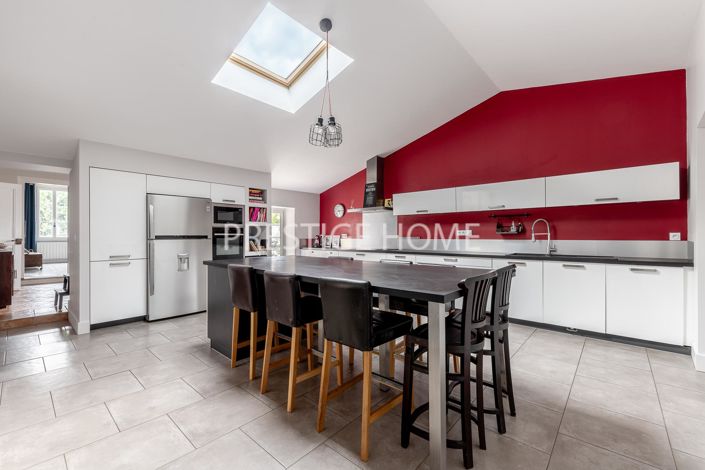 Image No.4-8 Bed House for sale