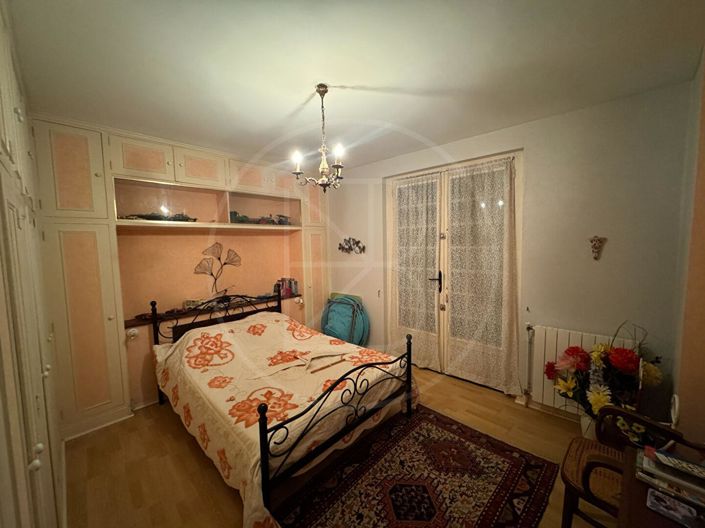 Image No.8-6 Bed House for sale