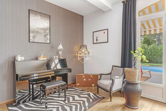 Image No.6-5 Bed House for sale