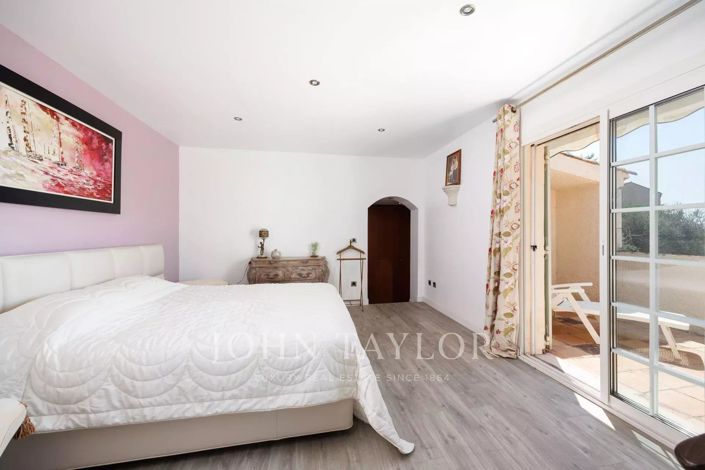 Image No.8-6 Bed House for sale