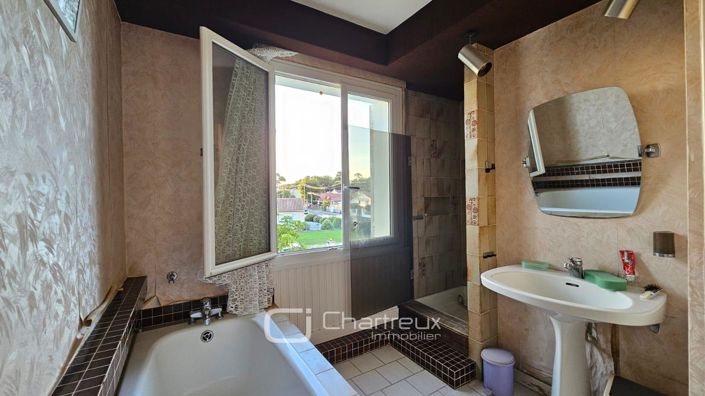 Image No.8-7 Bed House for sale