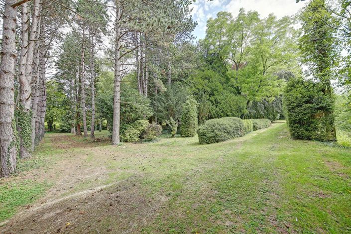 Image No.17-6 Bed Property for sale