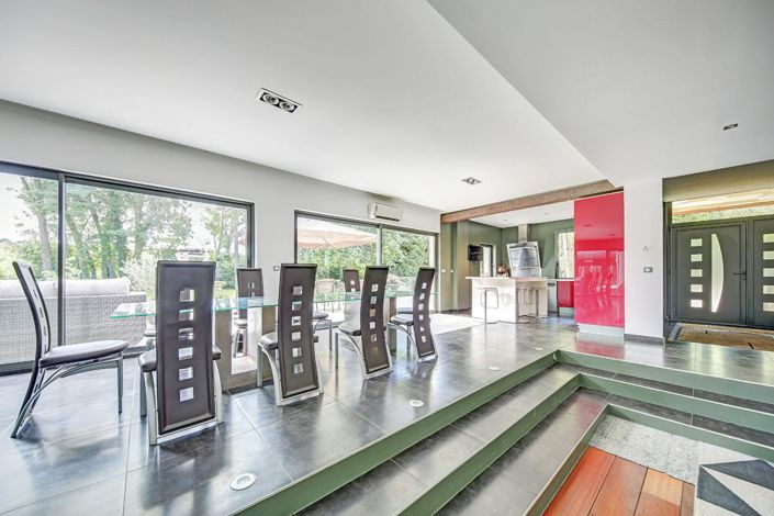 Image No.8-6 Bed Property for sale