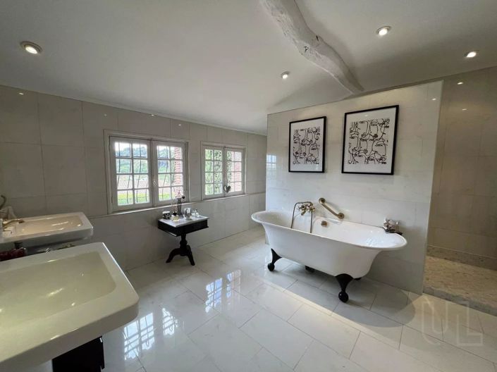 Image No.7-5 Bed House for sale