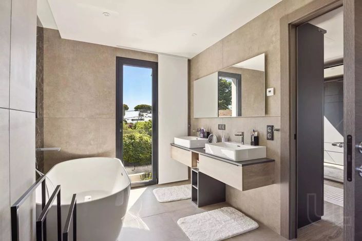 Image No.12-4 Bed House for sale