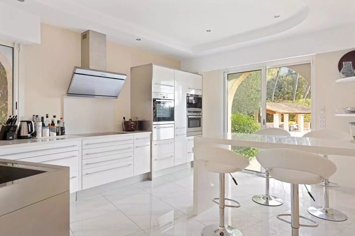 Image No.6-8 Bed House for sale