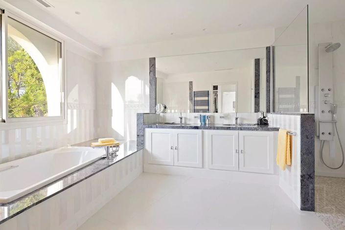 Image No.9-8 Bed House for sale