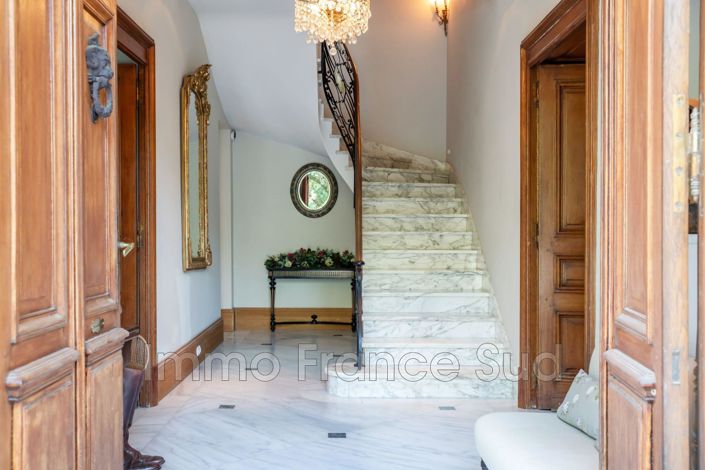 Image No.8-10 Bed House for sale