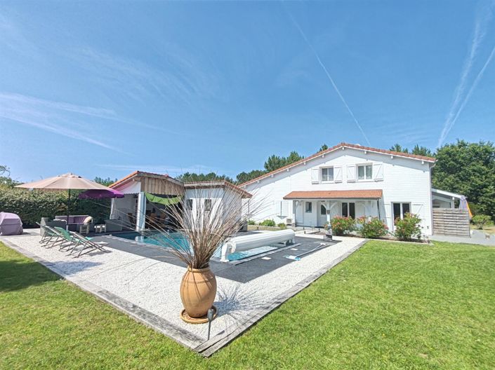 Image No.1-8 Bed House for sale