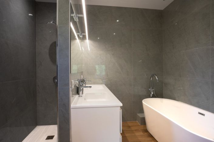 Image No.18-5 Bed House for sale