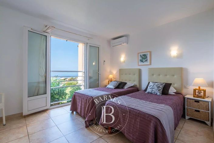 Image No.24-7 Bed House for sale