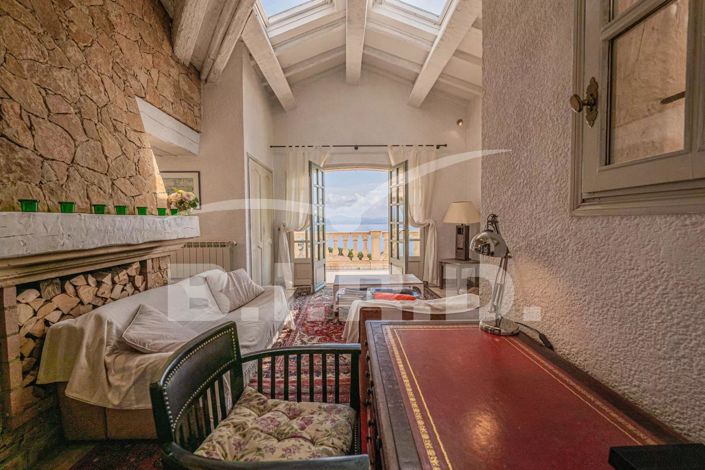 Image No.8-5 Bed House for sale