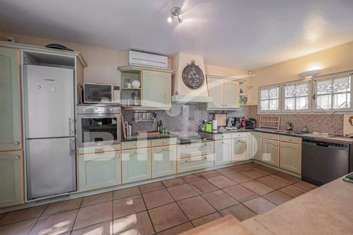 Image No.9-5 Bed House for sale