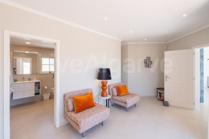 Image No.19-5 Bed House for sale