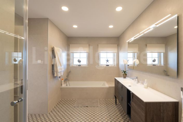 Image No.25-5 Bed House for sale