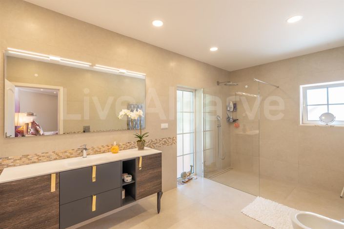 Image No.37-5 Bed House for sale