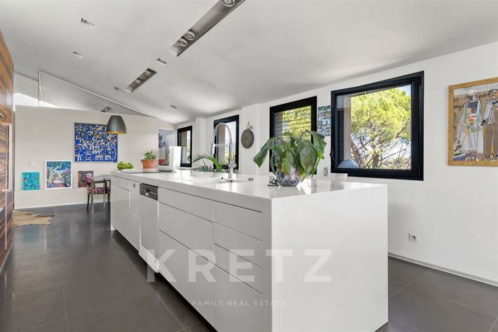 Image No.9-4 Bed House for sale