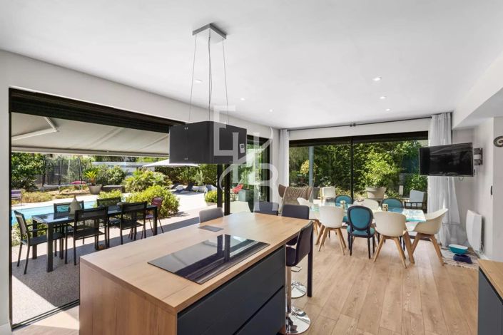 Image No.2-4 Bed House for sale