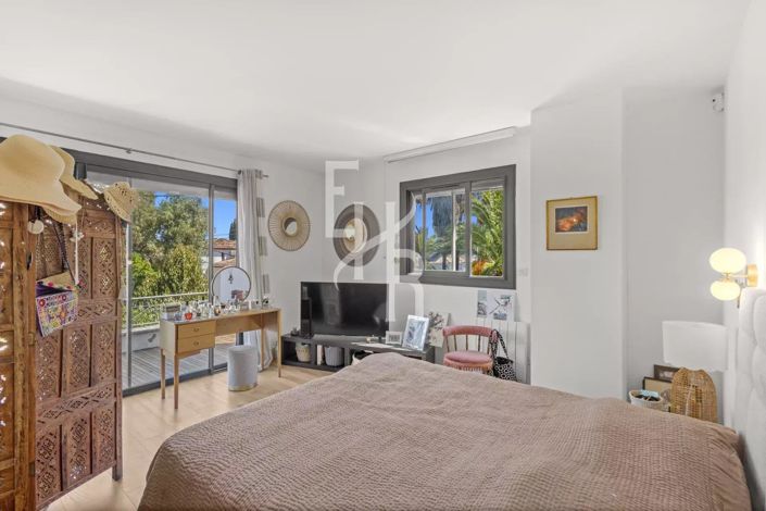 Image No.6-4 Bed House for sale