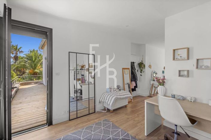 Image No.8-4 Bed House for sale