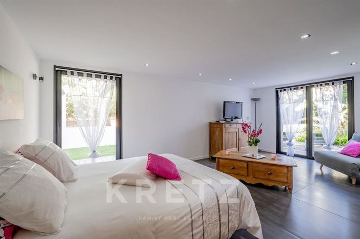 Image No.10-6 Bed House for sale