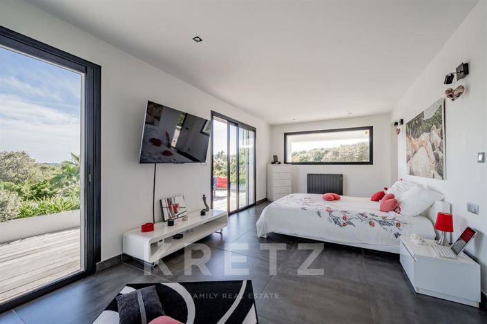 Image No.2-6 Bed House for sale