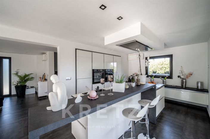 Image No.4-6 Bed House for sale