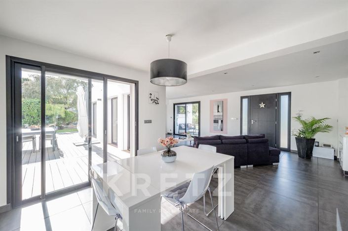 Image No.5-6 Bed House for sale