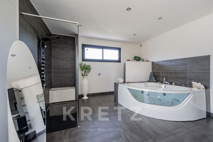 Image No.7-6 Bed House for sale