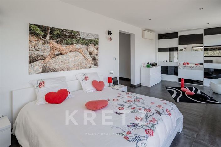 Image No.8-6 Bed House for sale