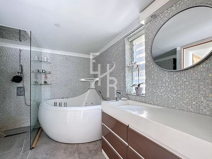 Image No.10-5 Bed House for sale