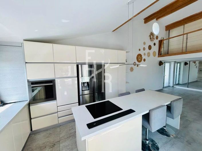 Image No.8-5 Bed House for sale