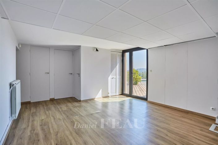 Image No.12-4 Bed House for sale