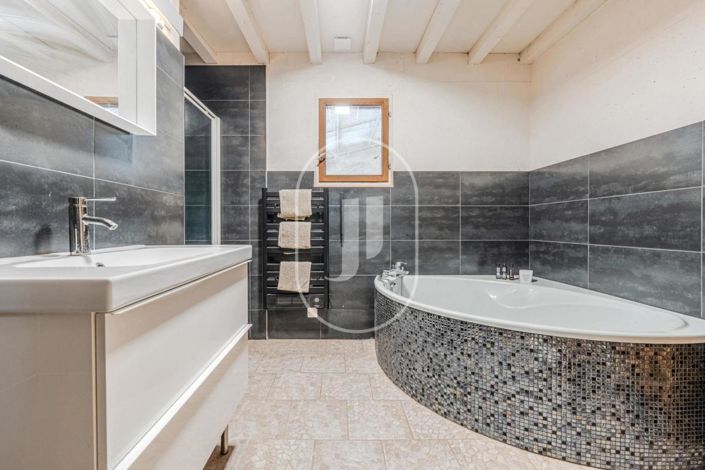 Image No.8-4 Bed House for sale