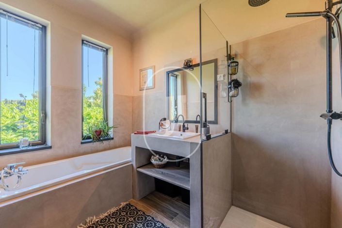 Image No.10-3 Bed House for sale