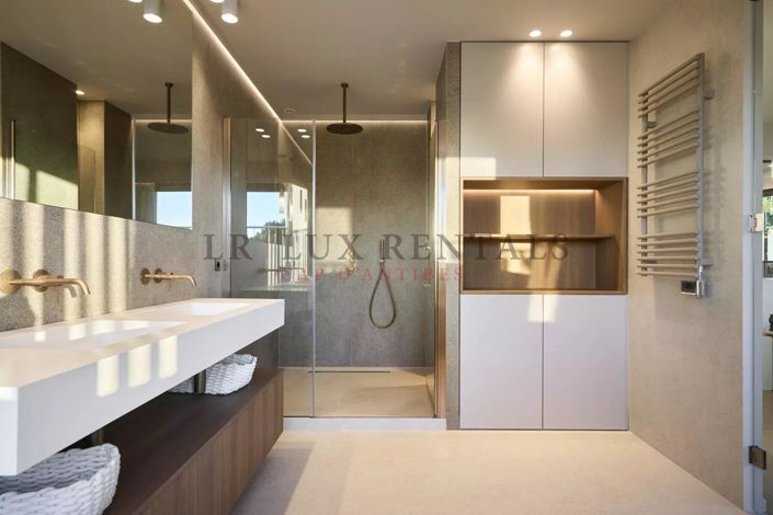 Image No.18-5 Bed Property for sale