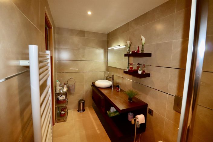 Image No.12-6 Bed House for sale