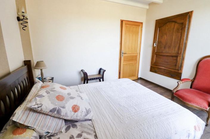 Image No.9-6 Bed House for sale