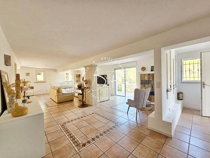 Image No.7-5 Bed House for sale