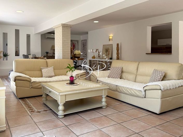 Image No.8-5 Bed House for sale