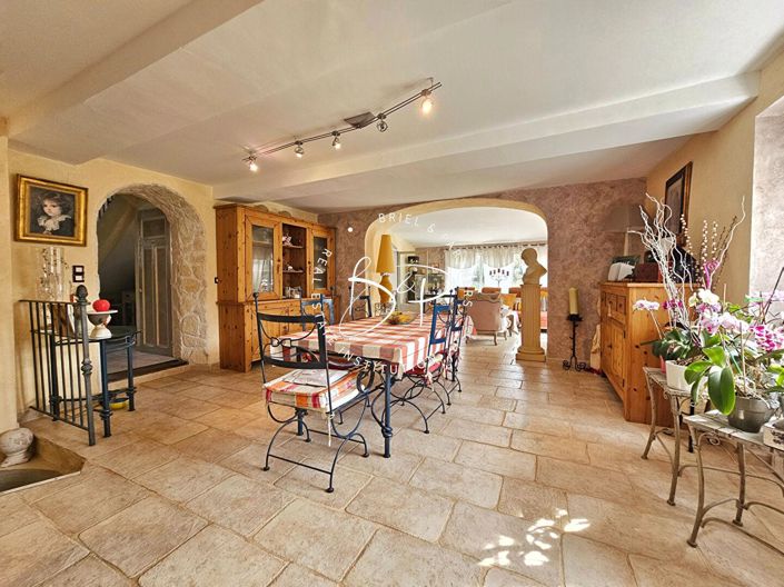 Image No.7-7 Bed House for sale