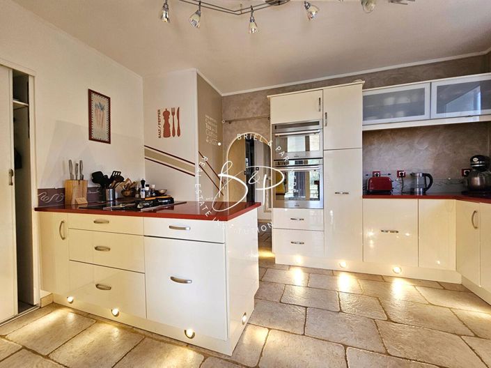 Image No.8-7 Bed House for sale