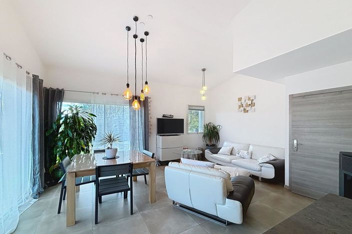 Image No.2-5 Bed House for sale