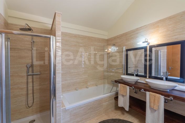 Image No.30-5 Bed House for sale