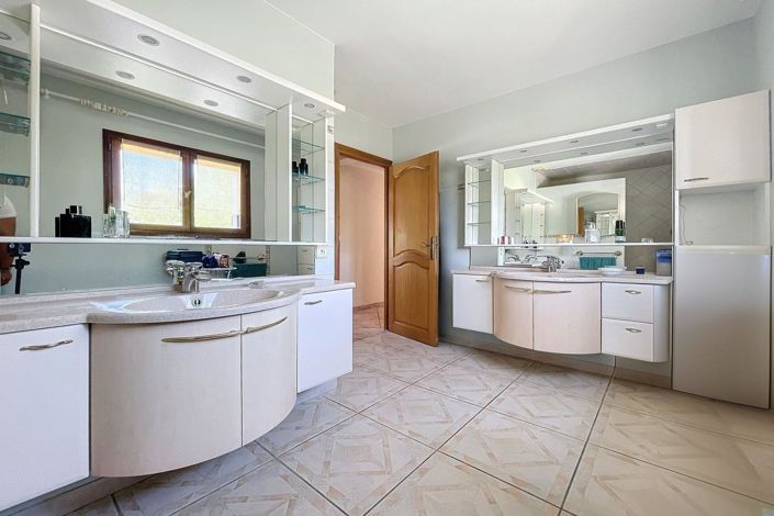 Image No.28-4 Bed House for sale