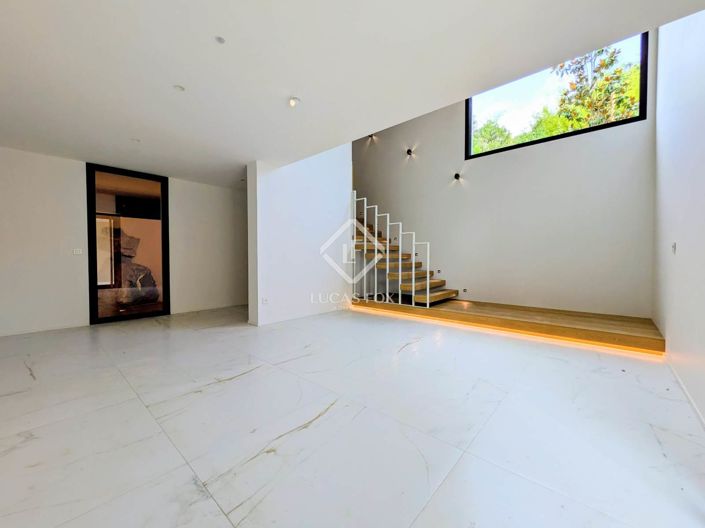 Image No.17-3 Bed House for sale