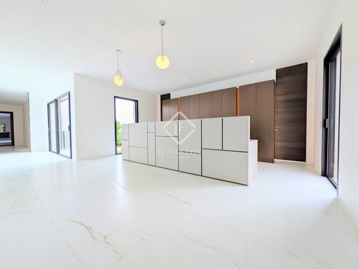 Image No.27-3 Bed House for sale