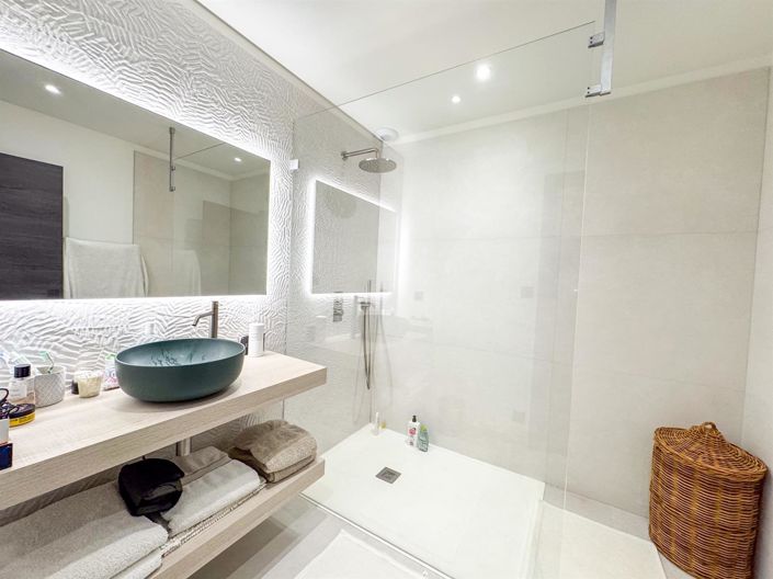 Image No.17-4 Bed House for sale